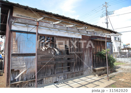 新興住宅街の中にある廃屋 31562020