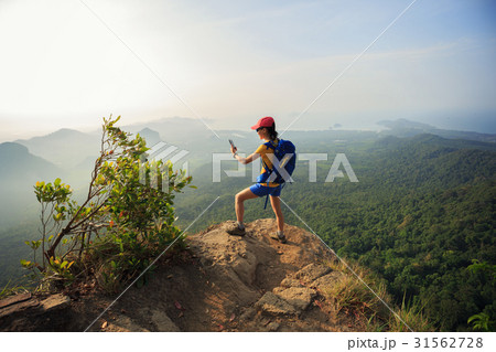 woman hiker taking photo with cellphone  31562728