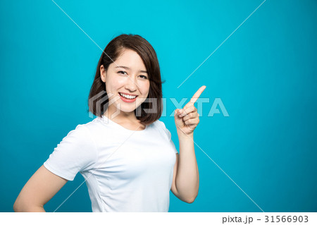 指さす女性 31566903