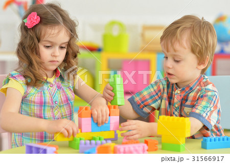 Brother and sister playing together 31566917