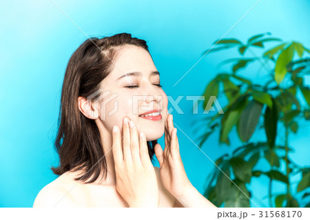 小顔マッサージをする女性 31568170