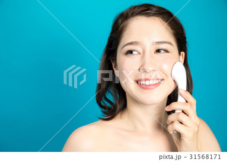 美顔器を使う女性 31568171