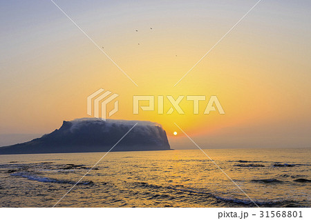 夕焼け 海 城山日出峰 31568801