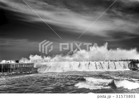 江原道 雲 モノトーン 31573803