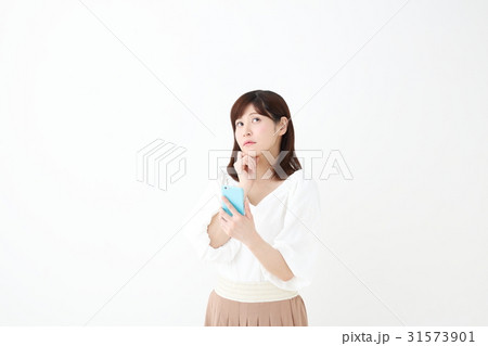スマートフォン・悩む女性 31573901