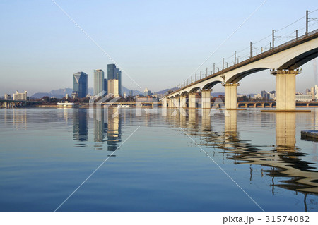 高層ビル 堂山鉄橋 反射 31574082