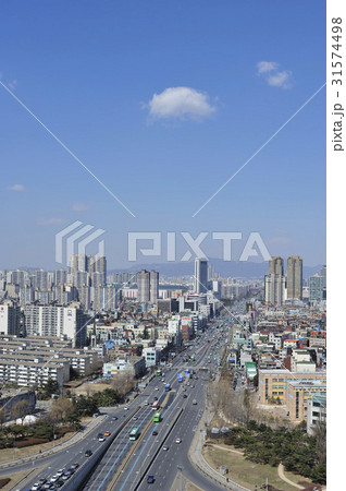 高層ビル 道路 ソウル 31574498