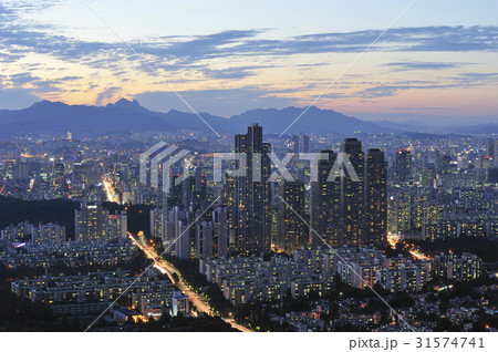高層ビル 夕焼け 都市 31574741