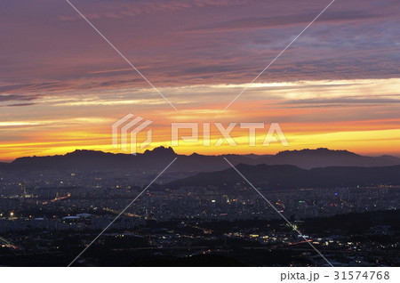 夕焼け 道峰山 山 31574768