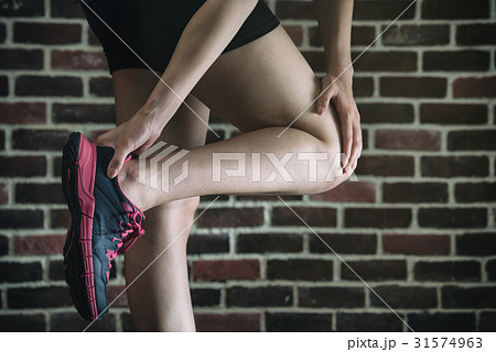 her ankle injured in gym fitness exercise training 31574963