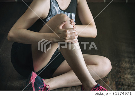 her knee feel painful after fitness exercise 31574971