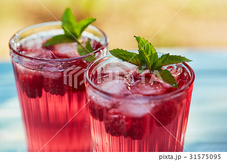 Close up of summer lemonade with raspberry 31575095