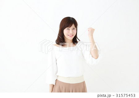 ガッツポーズする女性 ガッツポーズする女性 31575453