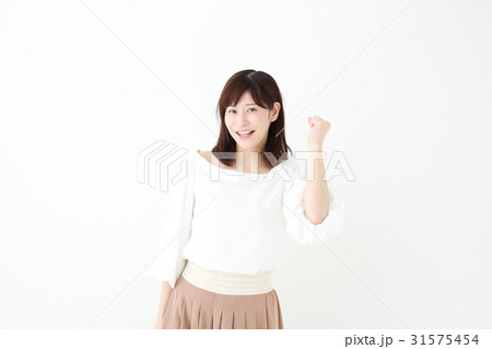 ガッツポーズする女性 ガッツポーズする女性 31575454