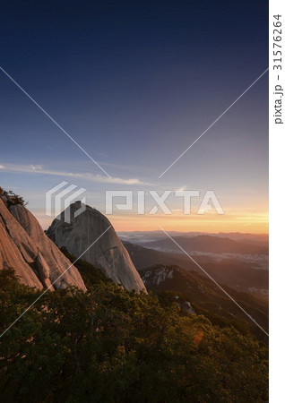 夕焼け 岩 石 31576264