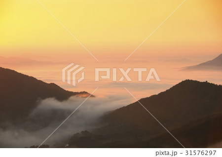 夕焼け 山 シルエット 31576297