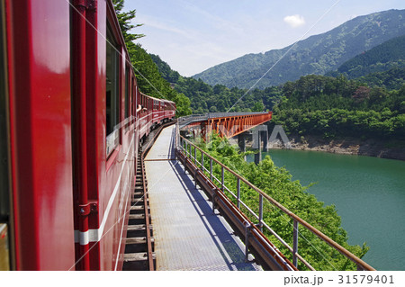 接岨湖の鉄橋を渡る列車 31579401