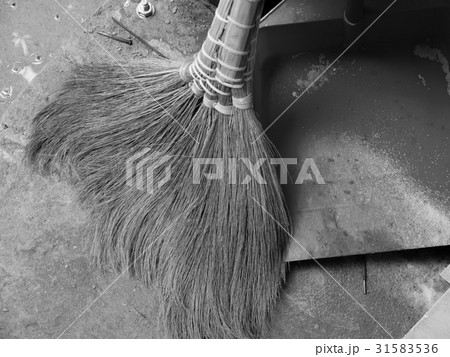 TYPICAL SOFT BROOM AND DUSTPAN 31583536