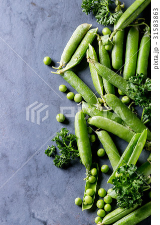 Young green peas 31583863