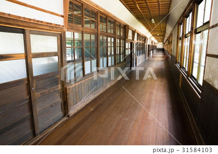 学校の廊下 学校の廊下 31584103