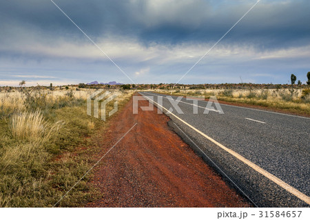 Tarmac road lead to nowhere in Australian desert 31584657