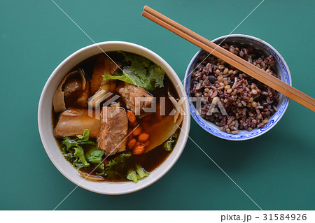 Bowl of Bak Kut Teh with brown rice from top view Bowl of Bak Kut Teh with brown rice from top view 31584926