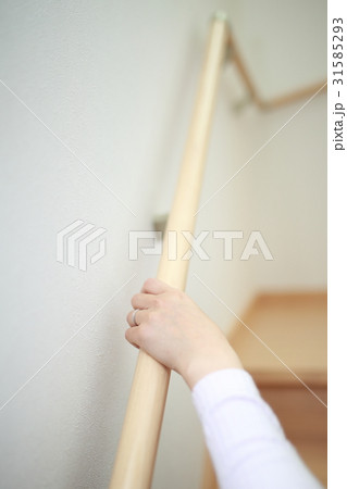 階段 (手すり 段差 室内 マイホーム 一軒家 一戸建て 屋内 安全 安心 危険防止 女性 人物) 31585293