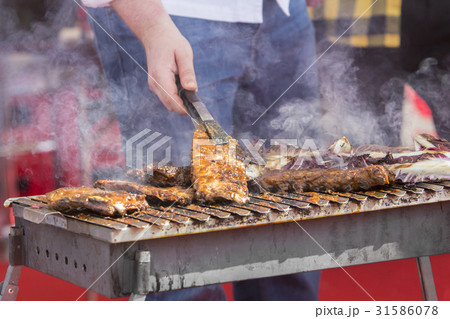 Chef bbq grilled pork ribs on smoke Chef bbq grilled pork ribs on smoke 31586078
