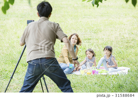 記念撮影をする家族 31588684