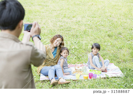 記念撮影をする家族 記念撮影をする家族 31588687