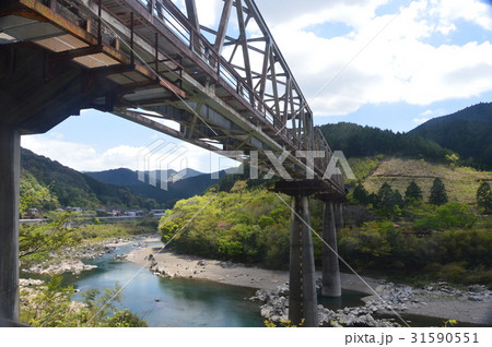 四万十川に架かる予土線の鉄橋（高知県高岡郡四万十町） 31590551