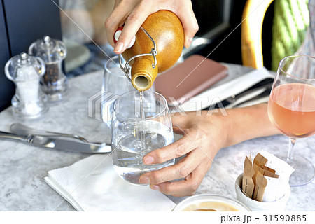 お水はセルフサービスで／水を注ぐ手 31590885