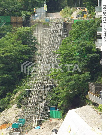 山間部・急傾斜地での工事にはモノレールが活躍します 山間部・急傾斜地での工事にはモノレールが活躍します 31590963