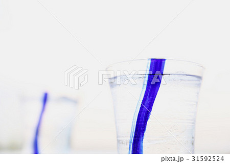 水　グラス　朝 31592524