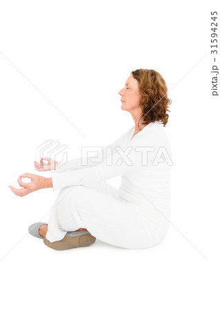 Side view of woman meditating 31594245