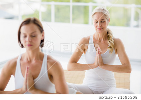 Women performing yoga Women performing yoga 31595508