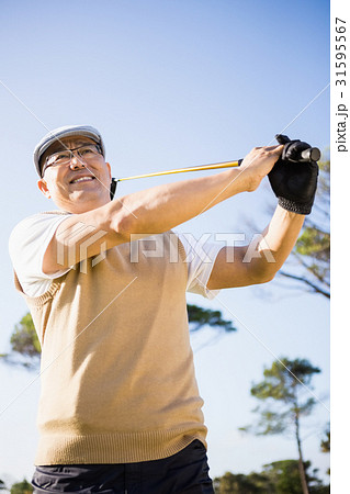 Low angle view of sportsman playing golf Low angle view of sportsman playing golf 31595567