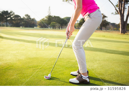 Close up of woman golfer preparing her shot 31595826