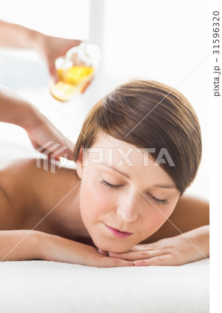 Woman receiving oil massage 31596320