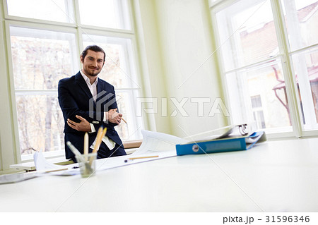 Portrait of confident architect with arms crossed 31596346