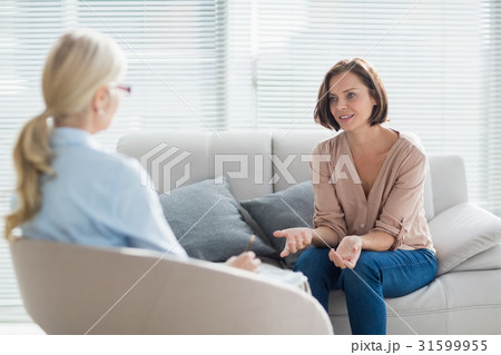Woman talking to therapist 31599955