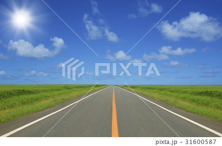 草原の直線道路と雲と太陽のイラスト素材
