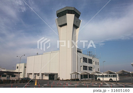 青空に高くそびえる熊本空港の航空管制塔 31605160