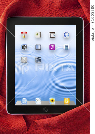 袱紗に包まれたタブレット型コンピューター 31605280
