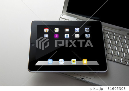 タブレット型コンピューターとノートパソコン タブレット型コンピューターとノートパソコン 31605303