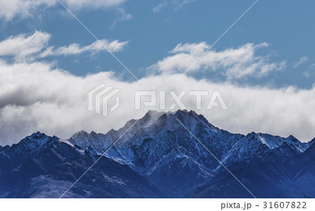 peak of snowcapped mountain 31607822