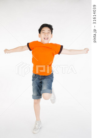 Asian cute child is jumping Asian cute child is jumping 31614039