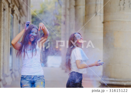 girl with paints 31615122