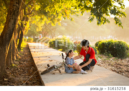 Accident when little Asian girl practice to ride 31615258