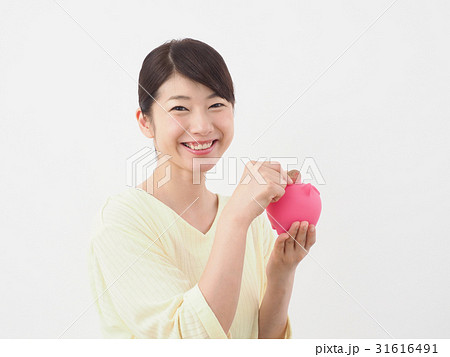 貯金箱と硬貨を持つ女性 貯金箱と硬貨を持つ女性 31616491